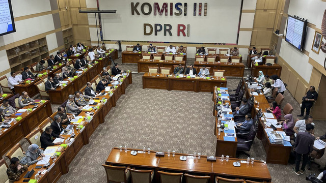 Komisi III DPR RI rapat dengan seluruh mitra kerjanya, Rabu (12/2/2025). Foto: Haya Syahira/kumparan