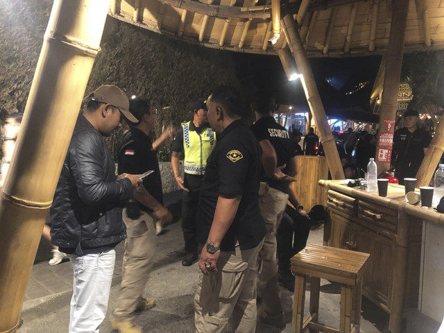 Polisi mendatangi Finns Beach Club akibat kasus pemukulan sekuriti. Foto: Dok. Polres Badung