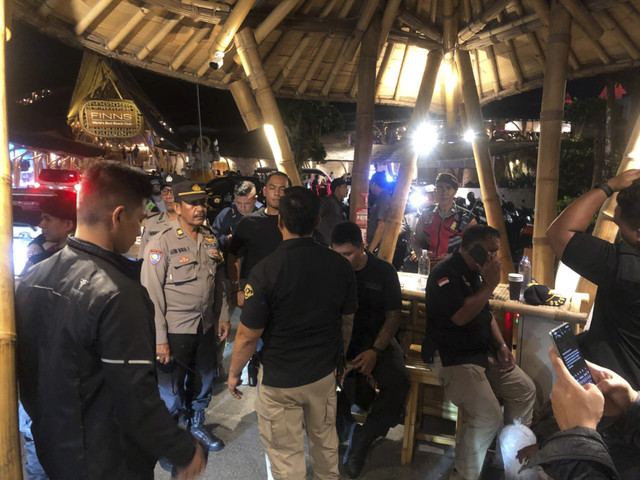 Polisi mendatangi Finns Beach Club akibat kasus pemukulan sekuriti. Foto: Dok. Polres Badung