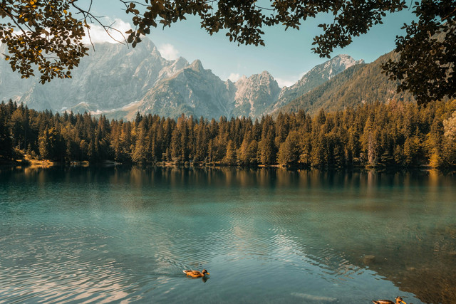 Wisata Danau Ranau: Foto hanya ilustrasi, bukan tempat sebenarnya. Sumber: Unsplash/Claudia Chiavazza