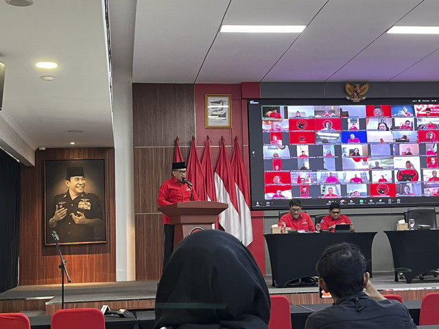 Sekjen PDIP Hasto Kristiyanto memberikan sambutan dalam kegiatan pembekalan untuk kepala daerah terpilih, di Sekolah Partai PDIP, Lenteng Agung, Jakarta Selatan, Rabu (12/2/2025). Foto: Alya Zahra/kumparan 