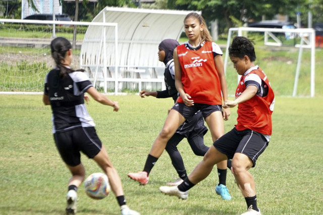 Latihan Timnas Wanita Indonesia Lapangan Sepak Bola Unesa, Surabaya, Senin (10/2/2025). Foto: Naufal Ammar Imaduddin/Antara