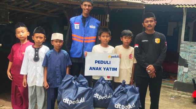 Pemberian Paket Sembako oleh DT Peduli Serang untuk Anak-anak yatim di Kp. Ciupas, Desa Sukadame, Kec. Pagelaran (Sumber : DT Peduli)