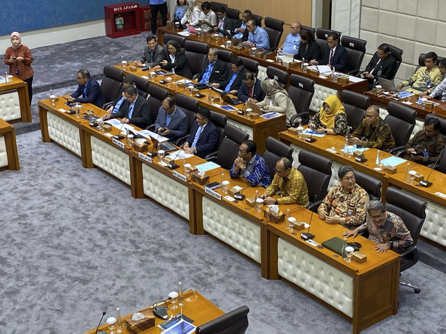 LPP TVRI, RRI, Perum LKBN Antara, dan Badan Standardisasi Nasional (BSN) saat Rapat Dengar Pendapat dengan Komisi VII DPR RI, Senayan, Rabu (12/2/2025). Foto: Muhammad Fhandra Hardiyon/kumparan