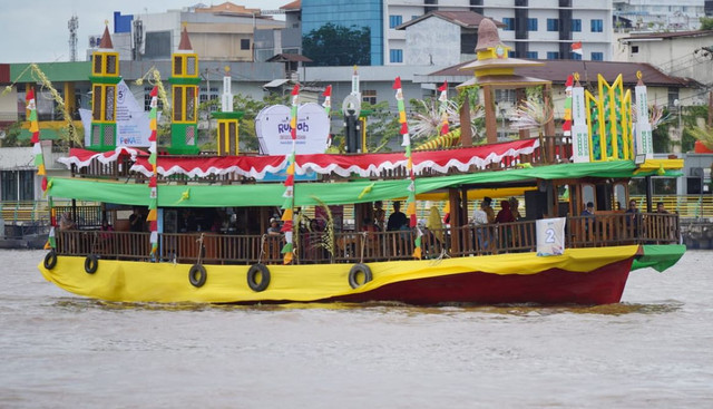 Kapal hias Kota Pontianak menjadi pemenangan di lomba kapal hias yang digelar di event Saprahan Khatulistiwa 2025. Foto: Prokopim Pemkot Pontianak