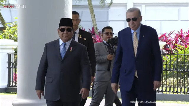 Presiden Republik Indonesia Prabowo Subianto berjalan bersama dengan Presiden Turki Recep Tayyip Erdogan saat tiba di Istana Bogor, Jawa Barat, Rabu (12/2/2025). Foto: Youtube/Sekretariat Presiden