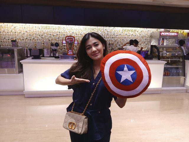 Naysilla Mirdad nonton Captain America. Foto: Vincentius Mario/kumparan