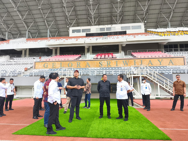 Menpora Dito Ariotedjo saat meninjau stadion Gelora Sriwijaya Jakabaring (GSJ) di kompleks JSC Palembang. Foto : Abdullah Toriq/Urban Id