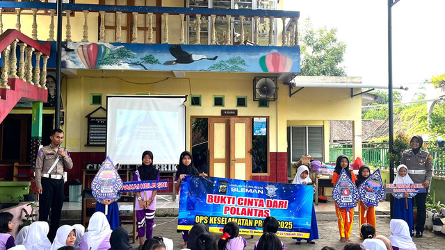 Demo Keselamatan Berlalu lintas oleh Satlantas Polresta Sleman bersama Siswa SDN Karanganyar