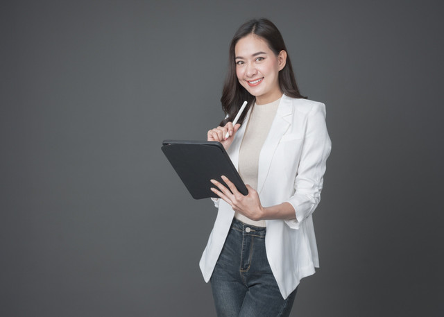 Kelola transaksi bisnis mudah dengan QLola by BRI. Foto: Shutterstock