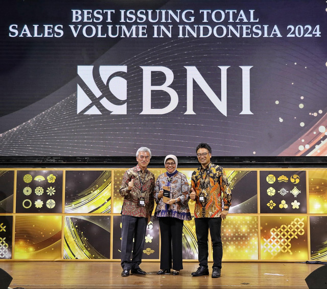 Direktur Retail Banking BNI, Corina Leyla Karnalies (tengah) saat menerima penghargaan pada ajang JCB Award 2025. Foto: Dok. BNI