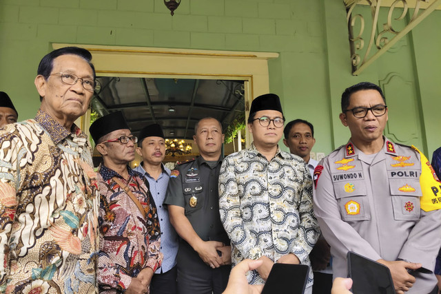 Gubernur DIY Sri Sultan Hamengku Buwono X (paling kiri), Jubir KMY Mahrus Ali (berpeci), dan Kapolda DIY Irjen Pol Suwondo Nainggolan di Kepatihan Pemda DIY, Rabu (12/2/2025). Foto: Arfiansyah Panji Purnandaru/kumparan