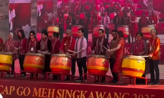 Gibran Rakabuming Raka saat menabuh gendang menandakan dimulainya pawai Cap Go Meh di Kota Singkawang. Foto: Dok. Istimewa