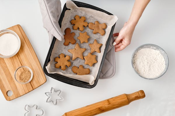 Ilustrasi cara melapisi loyang dengan baking paper. Foto: Pexels.com/Nicole Michalou