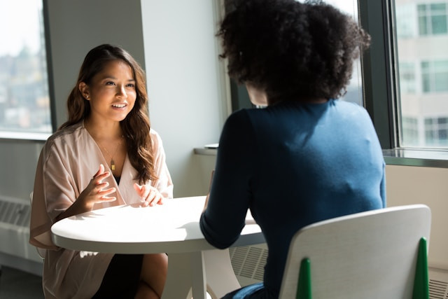 Pertanyaan Interview Sales Fresh Graduate. Foto hanya ilustrasi, bukan tempat sebenarnya. Sumber: Unsplash/Christina Wocintechchat.com