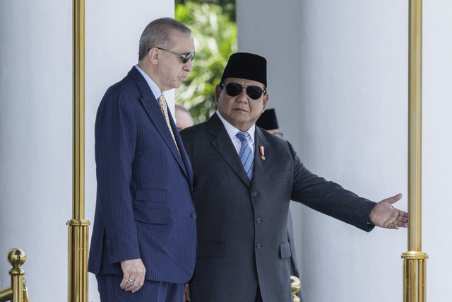 Presiden Prabowo Subianto dan Presiden Turki Recep Tayyip Erdogan bersiap mengikuti upacara saat kunjungan kenegaraan di Istana Bogor, Jawa Barat, Rabu (12/5/2025). Foto: Yasuyoshi Chiba/AFP