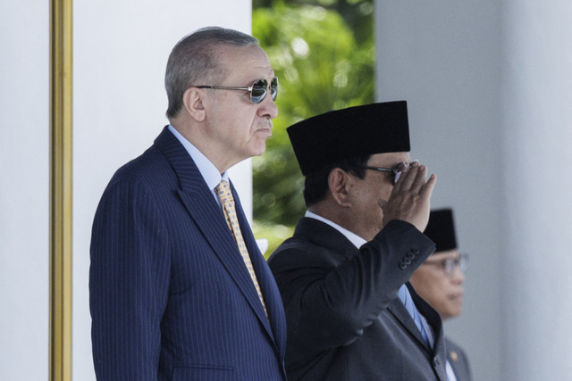 Presiden Prabowo Subianto dan Presiden Turki Recep Tayyip Erdogan mengikuti upacara saat kunjungan kenegaraan di Istana Bogor, Jawa Barat, Rabu (12/5/2025). Foto: Yasuyoshi Chiba/AFP