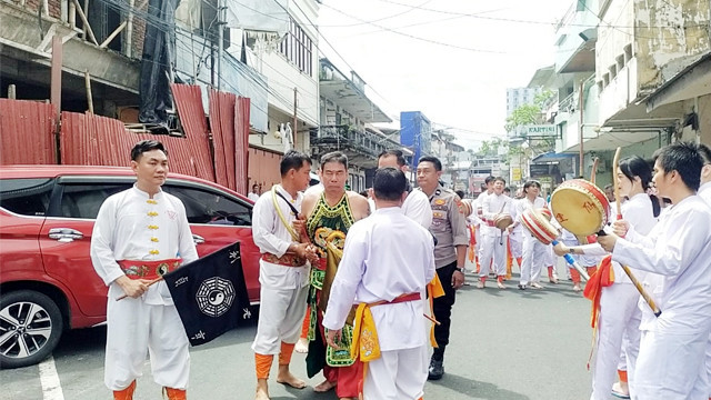 Salah satu Tang Sin di prosesi Goan Siau atau Festival Cap Go Meh di Kota Manado, Sulawesi Utara.