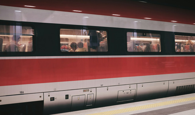 Kereta Api Jakarta-Cirebon yang Paling Bagus, Foto Hanya Ilustrasi, Bukan Gambar Sebenarnya, Sumber Foto: Unsplash/Polo Candelo