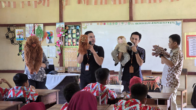 Saat kami dari YP menyampaikan cerita tentang satwa dilindungi lewat pertunjukan boneka di sekolah . (Foto: Simon Tampubolon/Yayasan Palung).