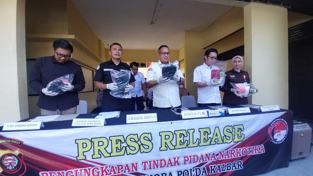 Direktur Reserse Narkoba Polda Kalbar, Kombes Pol Thelly Iskandar Muda menunjukkan barang bukti sabu. Foto: Dok. Istimewa