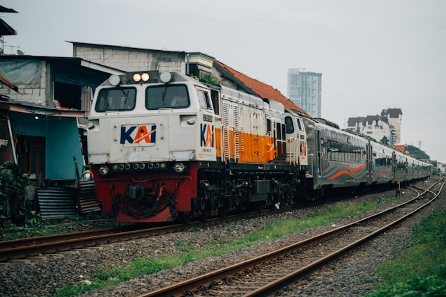 Jadwal Kereta Api Bogor-Sukabumi. Foto hanya ilustrasi, bukan yang sebenarnya. Sumber: Unsplash/Salman Rameli