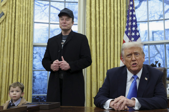 Presiden Donald Trump berbincang dengan pengusaha Elon Musk yang mengajak anaknya saat melakukan pertemuan di Gedung Putih, Washington DC, Amerika Serikat, Selasa (11/2/2025). Foto: Kevin Lamarque/REUTERS