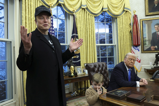 Presiden Donald Trump berbincang dengan pengusaha Elon Musk yang mengajak anaknya saat melakukan pertemuan di Gedung Putih, Washington DC, Amerika Serikat, Selasa (11/2/2025). Foto: Kevin Lamarque/REUTERS