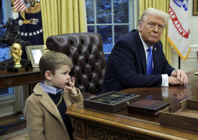 Anak Elon Musk ngupil di samping Presiden AS Donald Trump di Gedung Putih, Selasa (11/2/2025). Foto: Kevin Lamarque/REUTERS