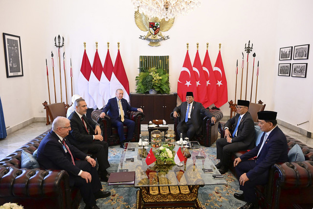 Presiden Prabowo Subianto berbincang dengan Presiden Turki Recep Tayyip Erdogan dengan didampingi Menlu Sugiono dan Menhan Sjafrie Sjamsoedin saat kunjungan kenegaraan di Istana Bogor, Jawa Barat, Rabu (12/2/2025). Foto: Muchlis Jr/Biro Pers Sekretariat Presiden