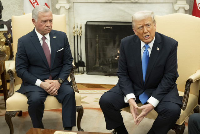 Raja Abdullah II dari Yordania berbicara dalam sebuah pertemuan dengan Presiden Amerika Serikat Donald Trump di Ruang Oval Gedung Putih di Washington, DC, pada tanggal 11 Februari 2025. Foto: Saul Loeb/AFP