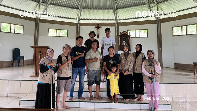 KKN Anak Bangsa X UAD gotong royong membersihkan Gereja Mberata (Dok. Daffa)