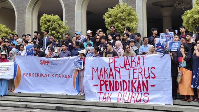 Sejumlah dosen, tenaga kependidikan, hingga mahasiswa di UGM yang tergabung di Serikat Pekerja Fisipol (SPF) UGM menggelar aksi di Balairung UGM, Rabu (12/2/2025). Foto: Arfiansyah Panji Purnandaru/kumparan