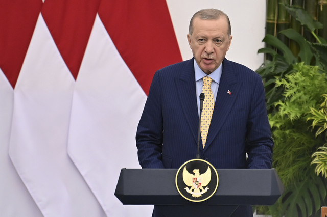 Presiden Turki Recep Tayyip Erdogan menyampaikan keterangan kepada wartawan usai melakukan pertemuan bilateral dengan Presiden Prabowo Subianto di Istana Bogor, Bogor, Jawa Barat, Rabu (12/2/2025). Foto: Aditya Pradana Putra/ANTARA FOTO