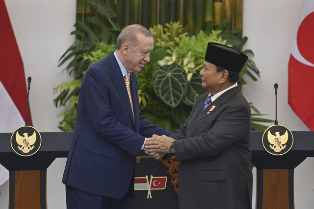 Presiden Prabowo Subianto (kanan) berjabat tangan dengan Presiden Turki Recep Tayyip Erdogan saat menyampaikan keterangan kepada wartawan usai melakukan pertemuan bilateral di Istana Bogor, Bogor, Jawa Barat, Rabu (12/2/2025). Foto: Aditya Pradana Putra/ANTARA FOTO