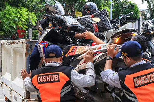 Sudinhub Jakpus menindak kendaraan parkir liar di Jalan Mangga Dua, Jakarta, Rabu (12/2/2025). Foto: Instagram/@sudinhub_jakpus  