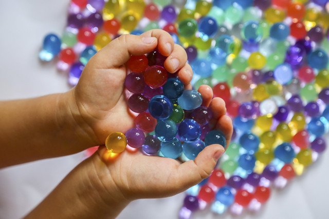 Ilustrasi Anak Bermain Water Beads. Foto: Cipolina/Shutterstock