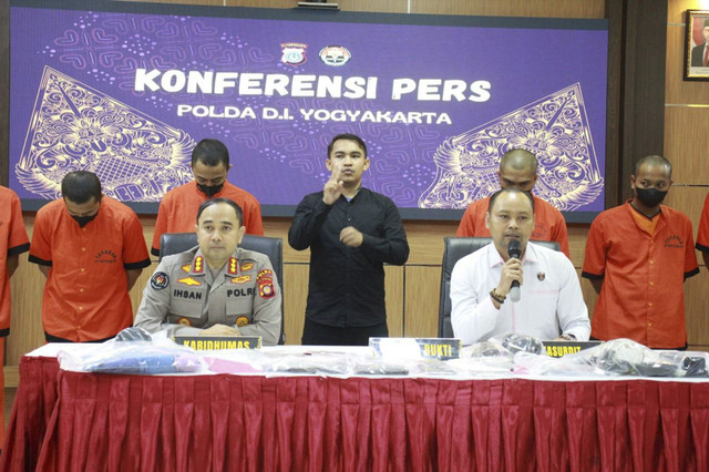 Ditreskrimsus Polda DIY membongkar judi dadu online via TikTok. Sebanyak tujuh penyelenggara ditangkap mereka berasal dari Gunungkidul, DIY dan Pati, Jawa Tengah. Foto: Dok. Polda DIY
