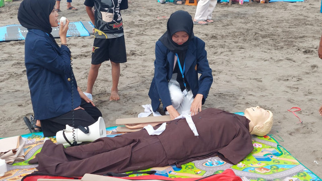 Kampanye pertolongan pertama pada kecelakaan wisata di Pantai Pangandaran (Foto: Donny Nurhamsyah)