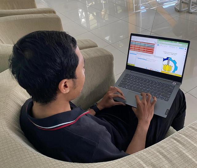 Gambaran ketika tim CSIRT ITS mengerjakan challenge dalam kompetisi Hacking Nasional Cyber Jawara 2024. Foto: Humas ITS