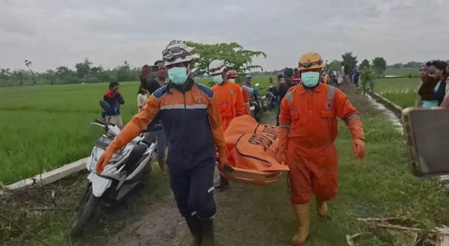 Mayat pria tanpa kepala ditemukan di saluran irigasi persawahan Dusun Mireng, Desa Dukuharum, Kecamatan Megaluh, Kabupaten Jombang. Foto: Istimewa