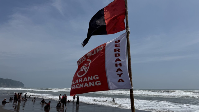 Tanda bahaya rip current yang terpasang di Pantai Parangtritis, Bantul. Foto: Iqbaltwq/Pandangan Jogja