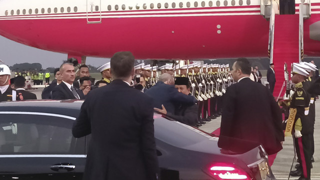 Presiden Republik Indonesia Prabowo Subianto melepas langsung kepulangan Presiden Turki Recep Tayyip Erdogan, dari Lanud Halim Perdanakusumah, Jakarta, Rabu (12/2/2025). Foto: Zamachsyari/kumparan