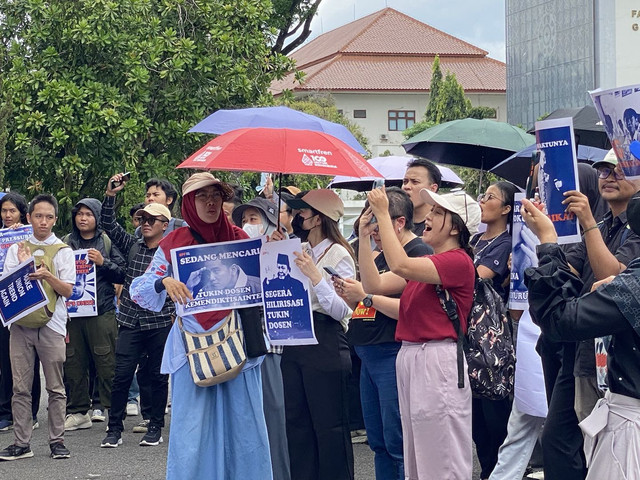 Serikat Pekerja Fisipol (SPF) UGM gelar aksi di Balairung Universitas Gadjah Mada (UGM). Foto: Resti Damayanti/Pandangan Jogja