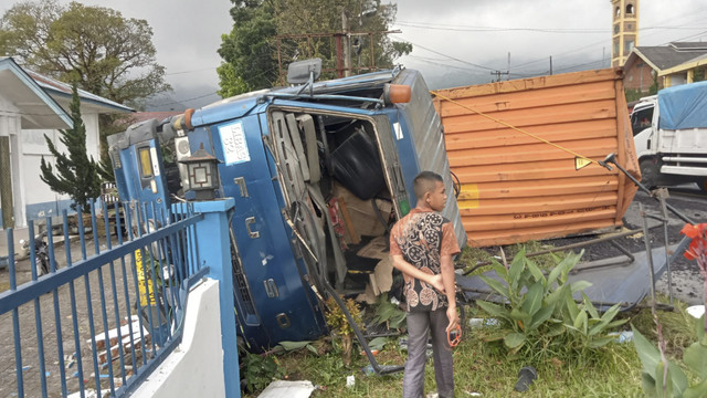 Truk tronton alami rem blong lalu seruduk kantor desa di Kabupaten Deli Serdang, Sumut, pada Rabu (12/2/2025). Foto: Istimewa