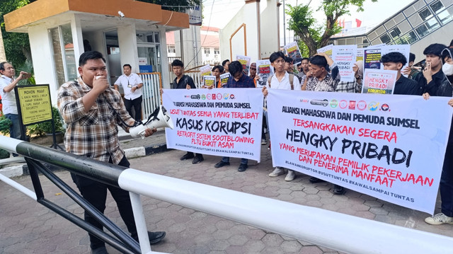 Sejumlah mahasiswa yang melakukan aksi demo di PN Palembang. (ist)