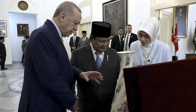 Momen hangat Presiden RI Prabowo Subianto bertukar cendera mata dengan Presiden Turki Recep Tayyip Erdogan di Istana Kepresidenan Bogor, Jawa Barat, Rabu (12/2/2025).  Foto: Dok. Tim Media Prabowo Subianto