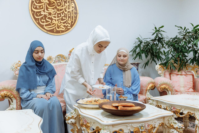 Ilustrasi Suasana Berbuka Puasa Nisfu Syaban. Foto: Pexels.