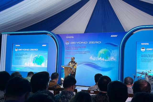 Direktur Jenderal Industri, Logam, Mesin, Alat, Transportasi, dan Elektronika (ILMATE) Setia Diarta memberikan sambutan pembukaan pameran Carbon Neurality (CN) Mobility Event 2025 di kawasan Kemayoran, Jakarta Pusat, Selasa (12/2/2025). Foto: Fitra Andrianto/kumparan