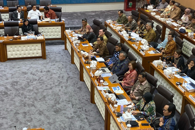 Kementerian Perindustrian saat Rapat Kerja dengan Komisi VII DPR RI di Kompleks Parlemen, Jakarta, Rabu (12/2/2025). Foto: Muhammad Fhandra/kumparan